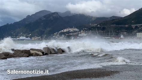 Forte Mareggiata Sul Lungomare Di Salerno Youtube