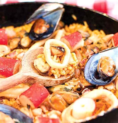 traditional paella valenciana