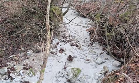 Zaradi nemarno odvrženih gradbenih odpadkov ogrožena pitna voda