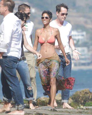 Halle Berry Show Big Cleavage In Bikini On Beach And Flashing Panties Caught By Porn Pictures
