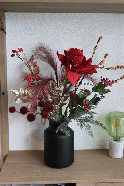 Zijden Boeket Kerstkleuren 70 Cm Hoog Incl Vaas 9 Kunstbloemen