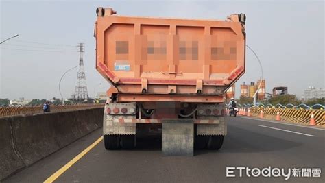 快訊／高屏大橋死亡車禍！2機車碰撞「1人噴飛內車道」 慘遭砂石車輾斃 Ettoday社會新聞 Ettoday新聞雲