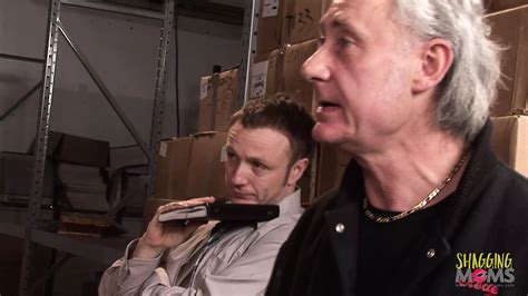 Blonde MILF wird von zwei harten schwänzen gefickt und bekommt sperma in ihren mund xHamster