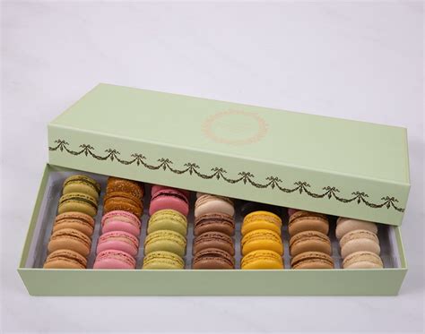 « Intemporel » 35 macarons Gift box - Green | Maison Ladurée