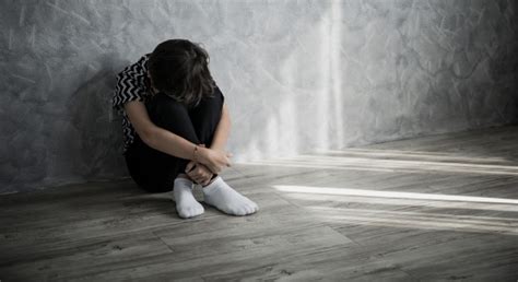 Pai força filho de anos a fazer sexo madrasta para que não vire gay Pheeno