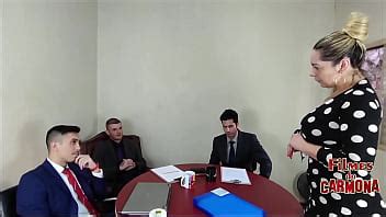 La empresa hace una prueba de sofá con una empleada MILF ella se lo chupó todo XVIDEOS