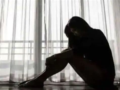 Nude Photos Taken By Fraud In Mobile Blackmailed And Viral On Facebook