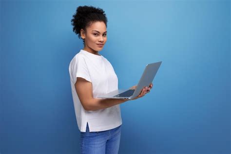 Joven Morena Latina Con Camiseta Blanca Estudiando Remotamente Usando Una Laptop Foto Premium