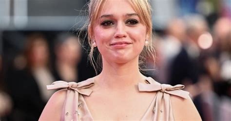 Sao phim Sex Education có vóc dáng vạn người mê hóa ra là tín đồ của 1 bộ môn cực tốt