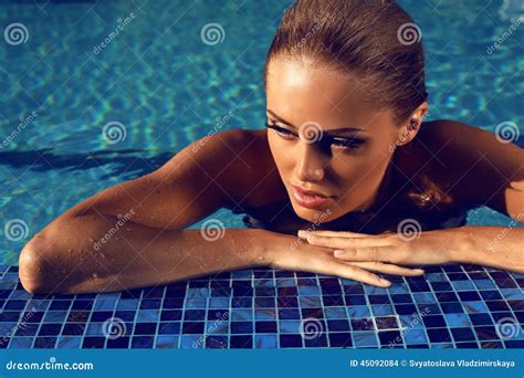 Portret Van Het Sexy Blonde Vrouw Ontspannen In Zwembad Stock Foto Image Of Dame Goud