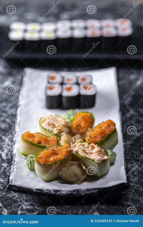 Conjunto De Rolos De Sushi Frutos Do Mar Sobre Fundo De Pedra Preta