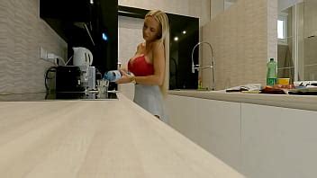 Femme au foyer blonde aux gros seins à la maison dans la cuisine sans culotte XVIDEOS