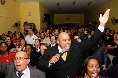 Daniel Cardoso dos Santos Primeiro culto de igreja gay é animado e