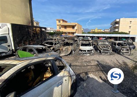 Castellammare Incendio In Un Deposito Di Auto Quattro Arresti