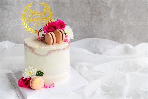 Cute Naked Cakes Decorated With Macaron And Rose Flower 21147225 Stock Photo At Vecteezy