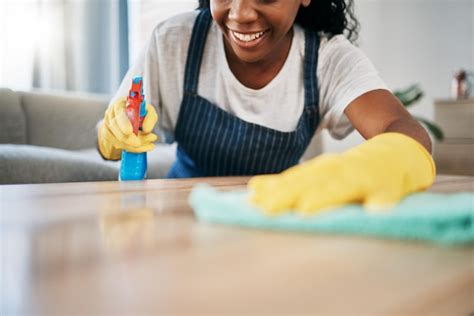 Nettoyage Des Mains Et Gants En Latex Avec Une Femme Noire Utilisant Un