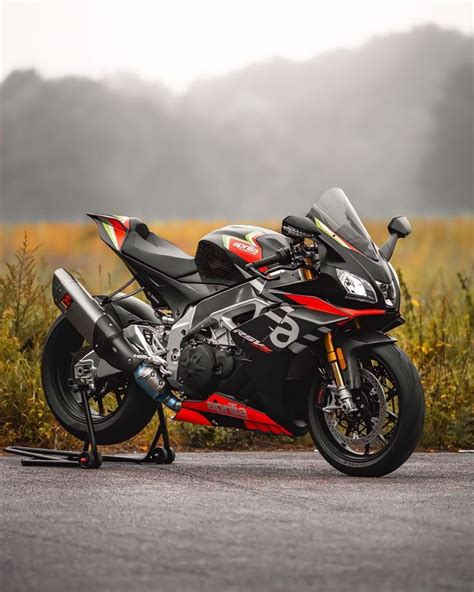 Aprilia Tuono V4 A High Performance Naked Bike 2025 Aprilia Tuono V4 Aprilia Super Bikes