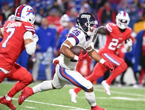 New York Giants Burning Questions Should Team Re Sign Rb Saquon