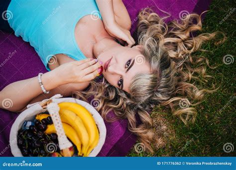 Belle Fille Sur Un Pique nique Dans Le Parc Mange Une Pêche Blonde Allongée Sur Un Couvre lit