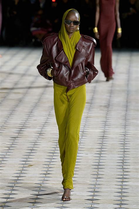 Desfile Primavera Verano 2023 de Saint Laurent (o cuando los años 30