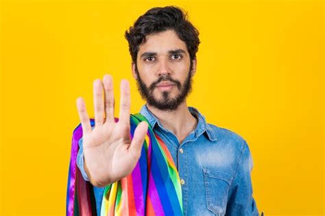 Garoto Homossexual Do Orgulho Gay A M O Para A Frente Fazendo Um Sinal De Pare Ao