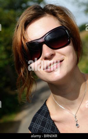 Neunzehn Jahre alte Mädchen trägt einen Bikini im Saunabereich Blick