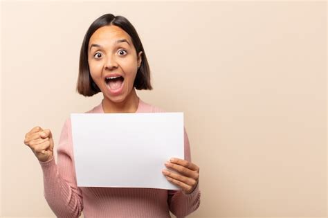 Mujer Latina Joven Que Se Siente Sorprendida Emocionada Y Feliz Riendo Y Celebrando El Xito