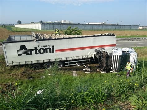 Camion Si Ribalta In Tangenziale Sud Lievi Ferite Per L Autista