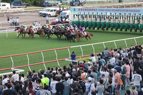 香港舉行“香港共慶回歸賽馬日”市民可免費入場 回歸26周年 香港中通社