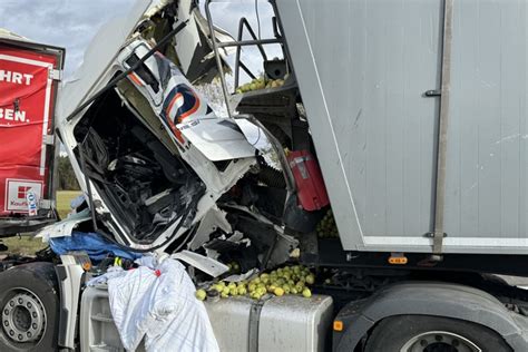 Schwerer Sattelzug Crash Am Stau Ende Nach Lkw Unfall Auf Der A9 Bei