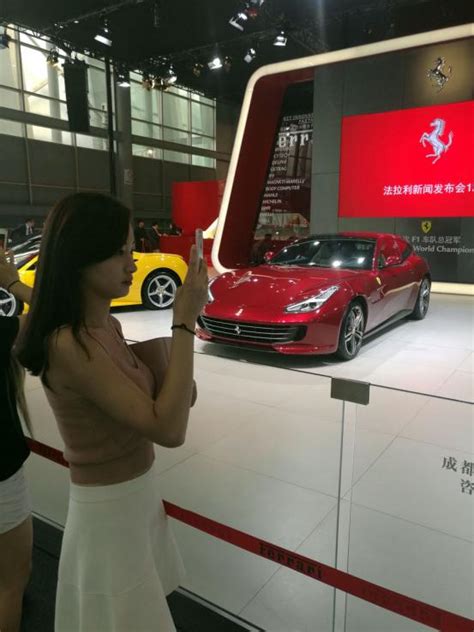 奶媽叨叨車：成都車展你看車還是看美女？看美女！ 每日頭條