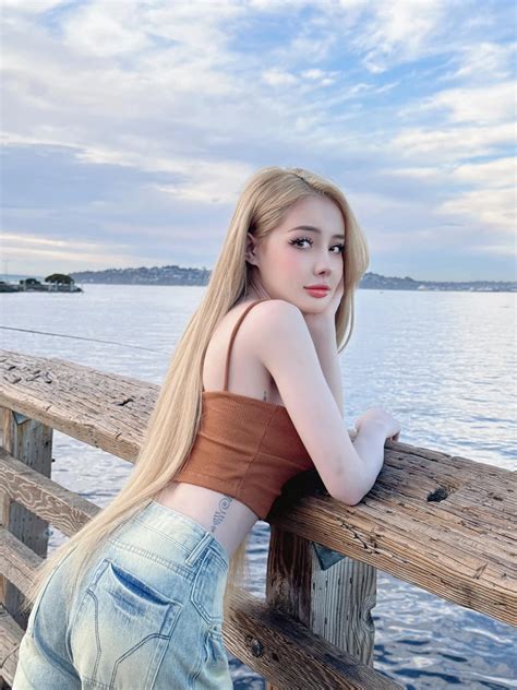 Mặc phản cảm và loạt ồn ào của hot girl Ngân 98 Sao việt Việt Giải Trí