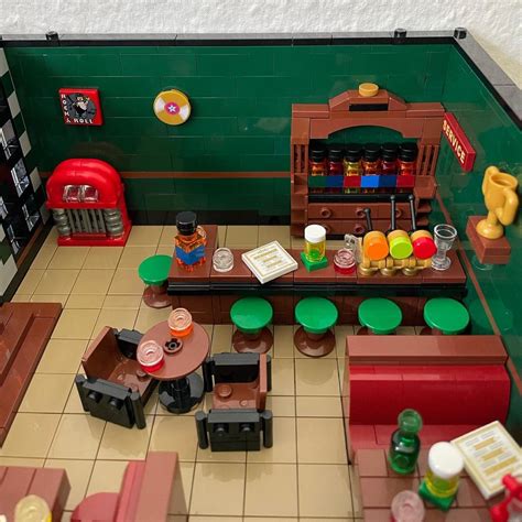 LEGO News: Klassischer Mercedes W196R fährt vor der Modular Bar vor ...