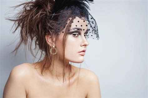 Chica De Modelo De Alta Moda De Belleza Con Perfecto Maquillaje Nude Hermoso Posando En Fondo