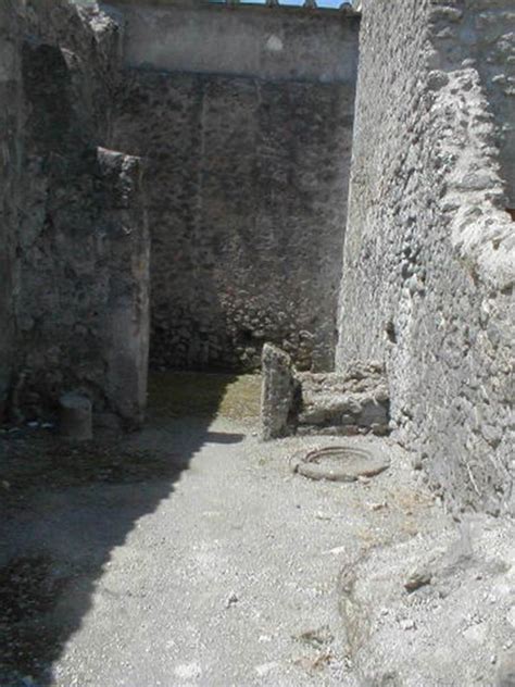 VI 16 5 Pompeii May 2005 Looking West Across Shop Towards Rear Room