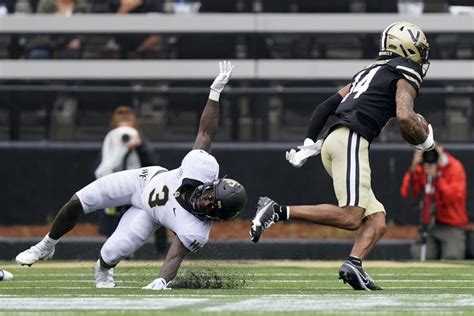 Hartman Passes For 4 Tds As No 23 Wake Forest Beats Vandy