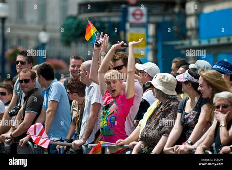 Foule gay Banque de photographies et dimages à haute résolution Alamy