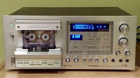 An Old Fashioned Stereo System Sitting On Top Of A Wooden Table