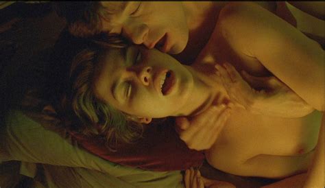 Naked Irène Jacob in The Double Life of Veronique