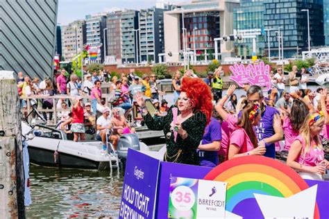 Desfile Del Orgullo Gay Lesbiana Gay Bisexual Transexual Y Aliados Lgbtq Participa En El