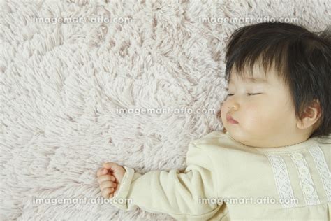 お昼寝をする赤ちゃんの写真素材 9238205 イメージマート