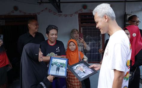 Ibu Rumah Tangga Pamer Ke Ganjar Anak Saya Lulusan SMKN Jateng