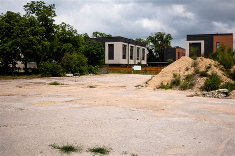 Neighborhood residents fight 61 street rezoning plans this week 25