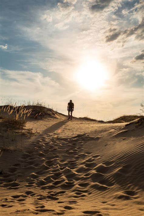 Hombre Solitario Caminando En Las Dunas Del Desierto Al Atardecer