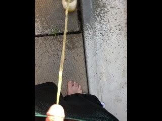 フル膀胱最初の朝のおしっこ絶望は両方のバスルームが占有されている間裏庭の小便器です Pornhub Gay