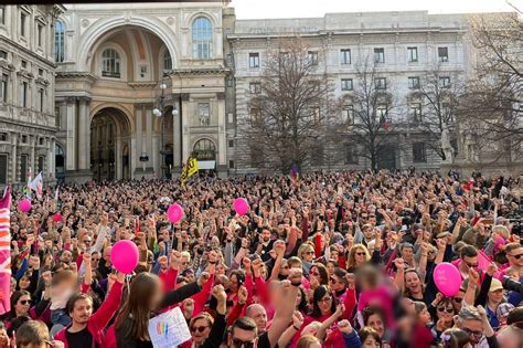Manifestazione Delle Famiglie Arcobaleno A Milano Il Partito Gay Sala Prenda Posizione