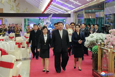 金正恩携女视察人民军宿舍和出席宴会 韩国：朝鲜今或阅兵 国际 即时国际