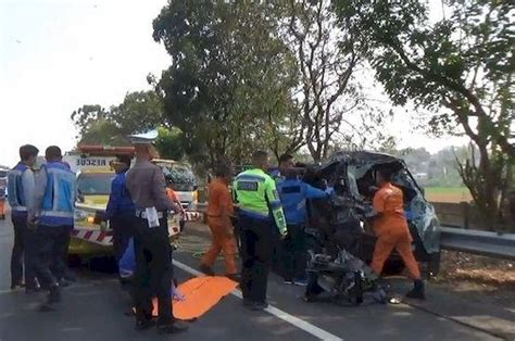 Suzuki Carry Pikap Hancur Lebur Sopir Tewas Tubuh Kejepit Kabin Di Tol