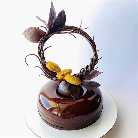 gateau au chocolat decore de feuilles  de fleurs postres de
