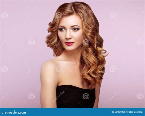 Femme Blonde Avec De Longs Cheveux Onduleux Brillants Photo Stock Image Du Accessoires